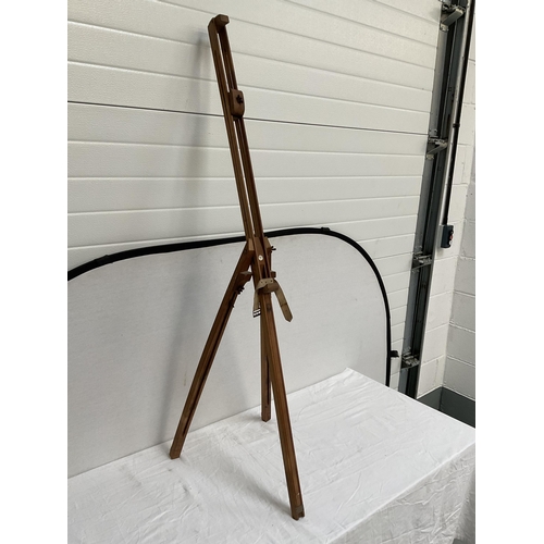 38 - WINDSOR & NEWTON ARTISTS EASEL WORMED