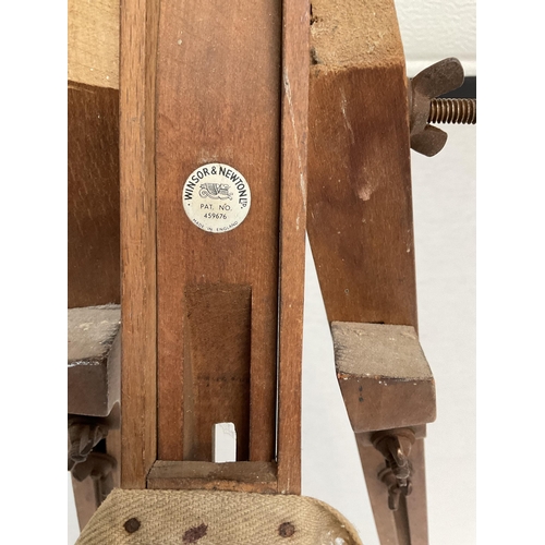 38 - WINDSOR & NEWTON ARTISTS EASEL WORMED