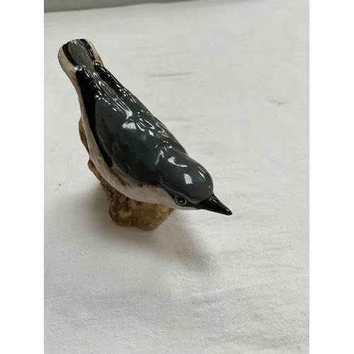 53 - 6 ORIENTAL CUPS & SAUCERS AND QTY CHINA BIRDS TO INCLUDE BESWICK ETC - A/F