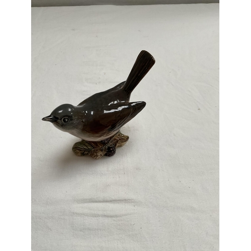 53 - 6 ORIENTAL CUPS & SAUCERS AND QTY CHINA BIRDS TO INCLUDE BESWICK ETC - A/F