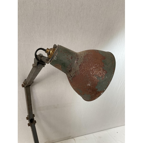 16 - VINTAGE INDUSTRIAL WORKSHOP ANGLE POISE ELECTRIC LAMP W/O