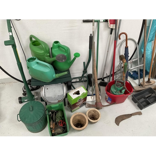 6 - LARGE QTY OF GARDEN ITEMS TO INCLUDE ELECTRIC EDGER, GARDEN SPRAYS, TROLLEY, STEPS ETC