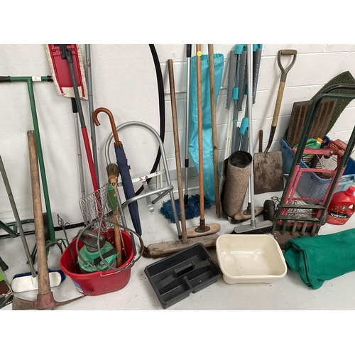 6 - LARGE QTY OF GARDEN ITEMS TO INCLUDE ELECTRIC EDGER, GARDEN SPRAYS, TROLLEY, STEPS ETC