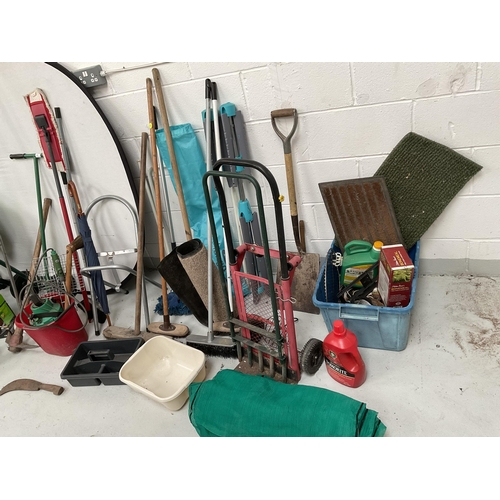 6 - LARGE QTY OF GARDEN ITEMS TO INCLUDE ELECTRIC EDGER, GARDEN SPRAYS, TROLLEY, STEPS ETC