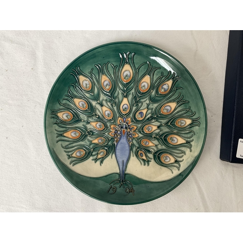 31 - BOXED MOORCROFT PEACOCK DESIGN PLAQUE NO 408/500 AND INCLUDES CERTIFICATE OF AUTHENTICATION - DIA 22... 