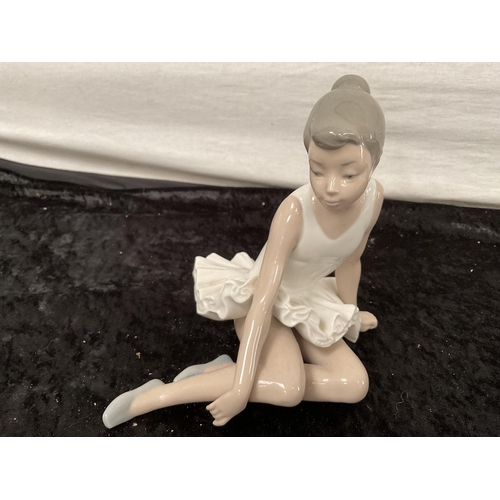 90 - 4 NAO BALLERINA FIGURES