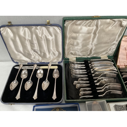 15 - QTY OF CASED CUTLERY TO INCLUDE CARVING SETS, FISH KNIVES, DESERT SPOONS ETC