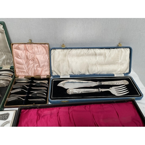 15 - QTY OF CASED CUTLERY TO INCLUDE CARVING SETS, FISH KNIVES, DESERT SPOONS ETC