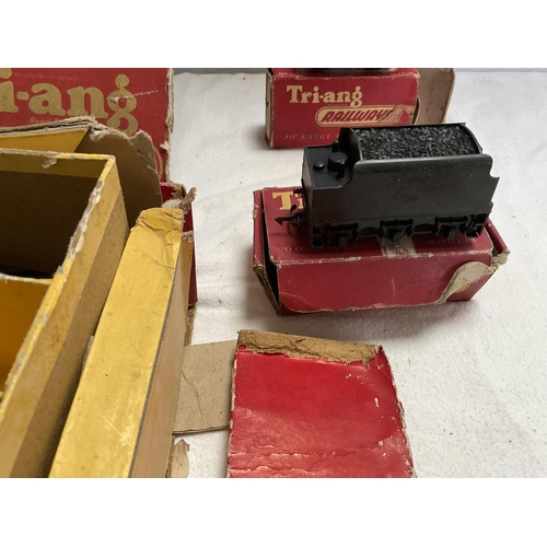 44 - VINTAGE BOXED TRIANG OO GAUGE RAILWAY SET -A/F