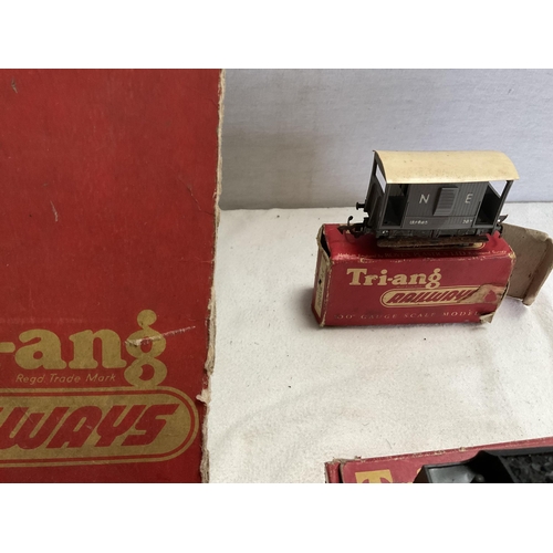 44 - VINTAGE BOXED TRIANG OO GAUGE RAILWAY SET -A/F