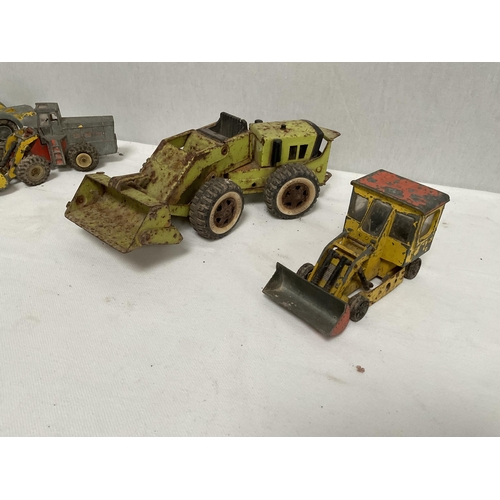 45 - QTY OF VINTAGE LORRIES AND DIGGERS TO INCLUDE DINKY, TONKA AND TRIANG