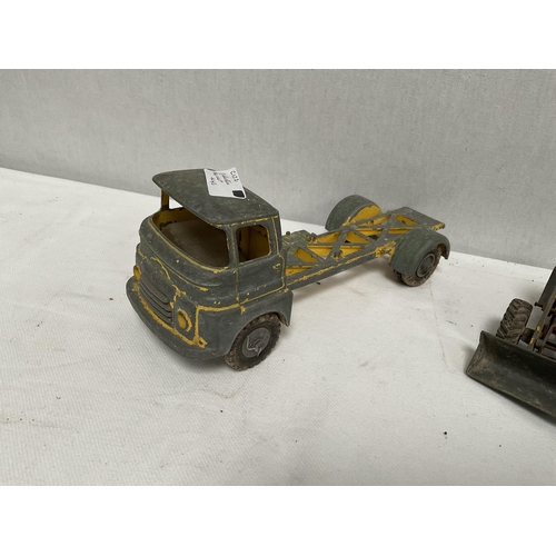 45 - QTY OF VINTAGE LORRIES AND DIGGERS TO INCLUDE DINKY, TONKA AND TRIANG