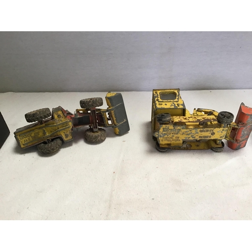 45 - QTY OF VINTAGE LORRIES AND DIGGERS TO INCLUDE DINKY, TONKA AND TRIANG