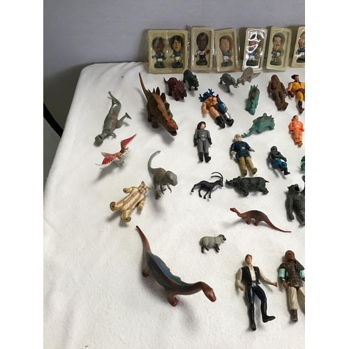 61 - BOX OF VINTAGE COLLECTABLE TOYS TO INCLUDE FARM ANIMALS, DINOSAURS, FOOTBALL FIGURES, BADGES ETC