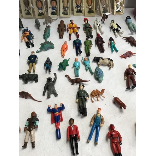 61 - BOX OF VINTAGE COLLECTABLE TOYS TO INCLUDE FARM ANIMALS, DINOSAURS, FOOTBALL FIGURES, BADGES ETC