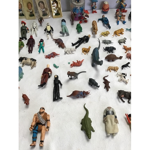 61 - BOX OF VINTAGE COLLECTABLE TOYS TO INCLUDE FARM ANIMALS, DINOSAURS, FOOTBALL FIGURES, BADGES ETC