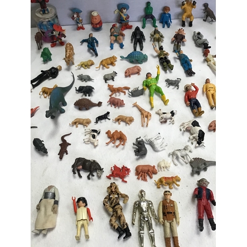 61 - BOX OF VINTAGE COLLECTABLE TOYS TO INCLUDE FARM ANIMALS, DINOSAURS, FOOTBALL FIGURES, BADGES ETC