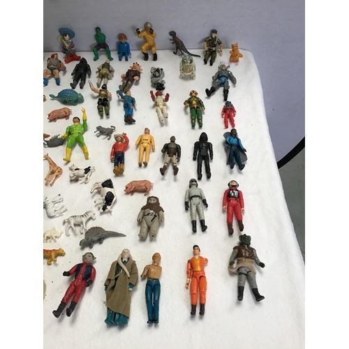 61 - BOX OF VINTAGE COLLECTABLE TOYS TO INCLUDE FARM ANIMALS, DINOSAURS, FOOTBALL FIGURES, BADGES ETC