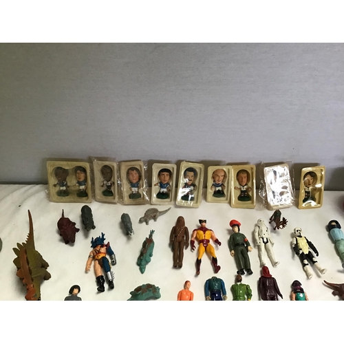 61 - BOX OF VINTAGE COLLECTABLE TOYS TO INCLUDE FARM ANIMALS, DINOSAURS, FOOTBALL FIGURES, BADGES ETC