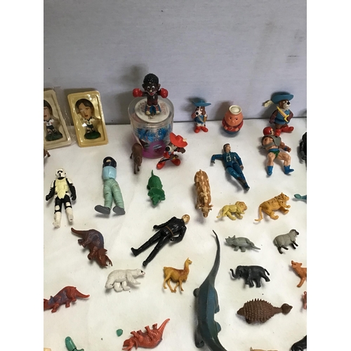 61 - BOX OF VINTAGE COLLECTABLE TOYS TO INCLUDE FARM ANIMALS, DINOSAURS, FOOTBALL FIGURES, BADGES ETC