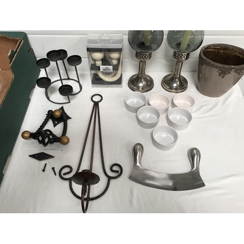 86 - BOX OF ODDS TO INCLUDE PAIR OF CANDLE HOLDERS, GARLIC CUTTER, TEA LIGHT STANDS ETC