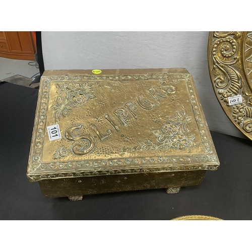 101 - QTY OF BRASS ITEMS TO INCLUDE SLIPPER BOX, PLAQUES, WARMING PAN ETC