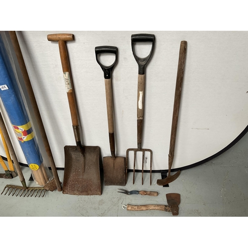 122 - QTY OF GARDEN TOOLS AND WIND BREAK