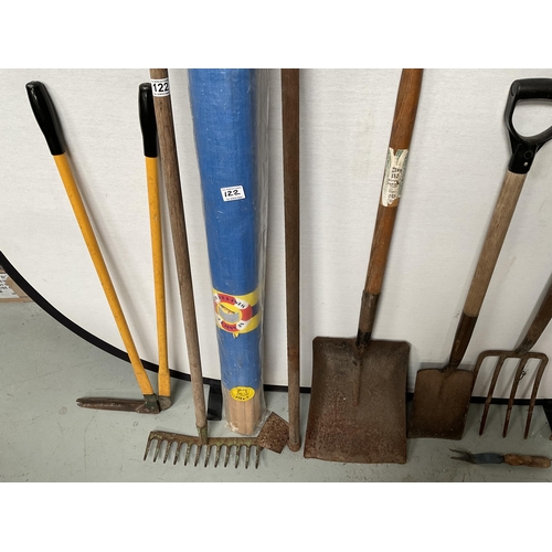 122 - QTY OF GARDEN TOOLS AND WIND BREAK