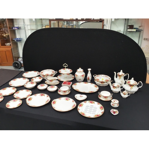 167 - LARGE ROYAL ALBERT COUNTRY ROSE DINNER AND TEA WARE - APPROX 44 PIECES