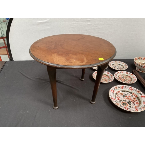 201 - QTY OF VICTORIAN CHINA A/F AND MAHOGANY LAMP TABLE