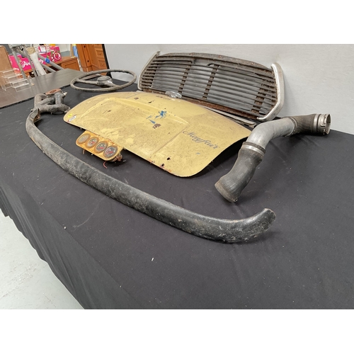 208 - QTY OF VINTAGE MINI PARTS TO INCLUDE, GRILL, BUMPER TRIM, PRESSURE CLOCKS, STEERING WHEEL EXHAUST MA... 