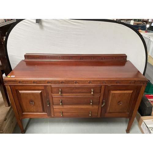 250 - EDWARDIAN MAHOGANY SIDE BOARD WITH 3 CENTRE DRAWERS FLANKED BY 2 DOORS - H41