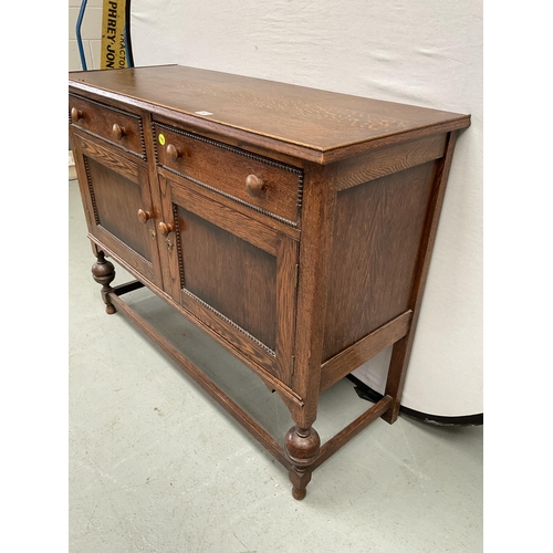 267 - VINTAGE OAK SIDEBOARD WITH 2 DRAWERS OVER 2 DOORS ON STRETCHERED BULBUS LEGS - H37