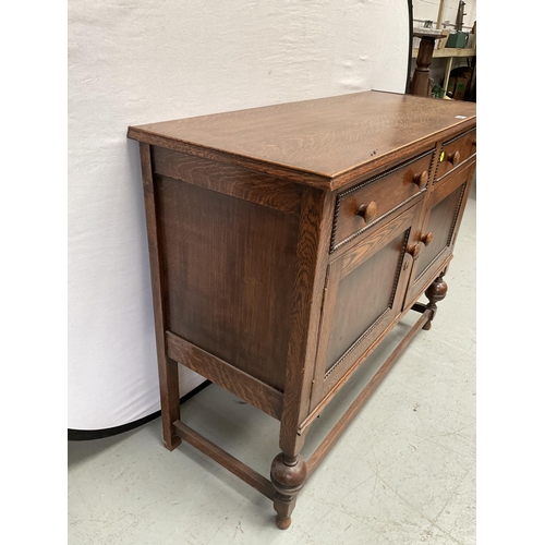 267 - VINTAGE OAK SIDEBOARD WITH 2 DRAWERS OVER 2 DOORS ON STRETCHERED BULBUS LEGS - H37