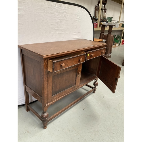 267 - VINTAGE OAK SIDEBOARD WITH 2 DRAWERS OVER 2 DOORS ON STRETCHERED BULBUS LEGS - H37