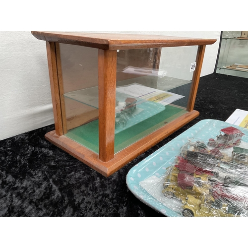 269 - TABLE TOP DISPLAY CABINET AND QTY OF YESTERYEAR MODEL CARS ETC - CABINET H10