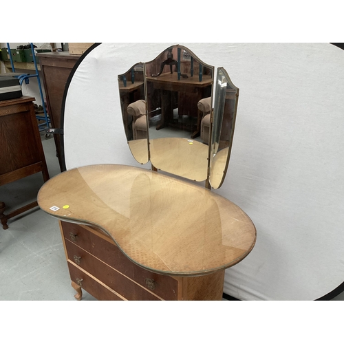 270 - VINTAGE 3 DRAWER KIDNEY SHAPED TRIPLE MIRROR DRESSING TABLE ON CABRIOLE FEET - H28