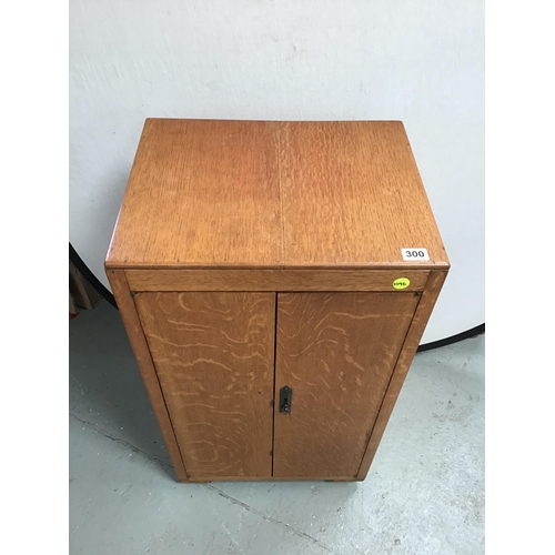 300 - GOLDEN OAK 2 DOOR CABINET FITTED WITH 5 GRADUATED DRAWERS - H36