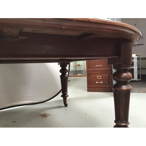 348 - VICTORIAN MAHOGANY WINDOUT TABLE WITH LEAF