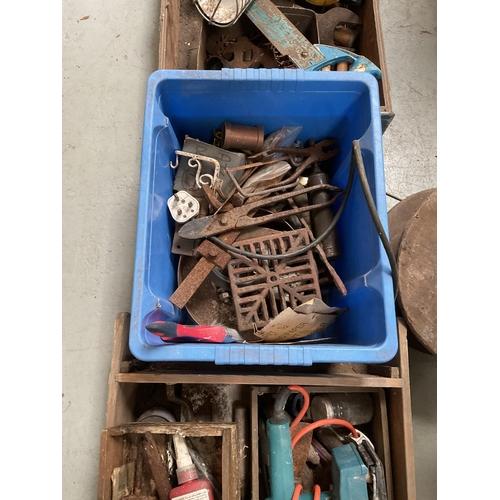 383 - 4 DRAWERS AND CRATE OF TOOLS ETC TO INCLUDE G CLAMPS, INSPECTION LAMP ETC
Update to Lot - Sander wit... 