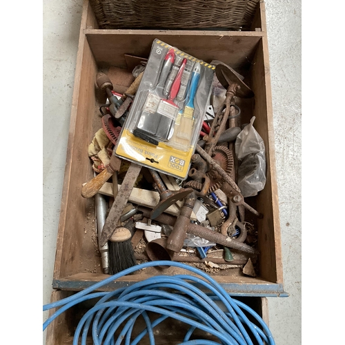 383 - 4 DRAWERS AND CRATE OF TOOLS ETC TO INCLUDE G CLAMPS, INSPECTION LAMP ETC
Update to Lot - Sander wit... 