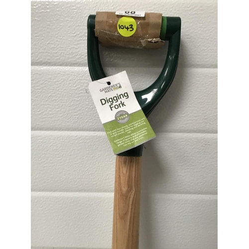 68 - NEW GARDEN FORK & SPADE