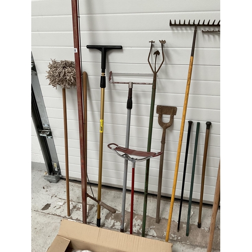 128 - LARGE SELECTION OF GARDEN TOOLS TO INCLUDE RAKES, HOES ETC