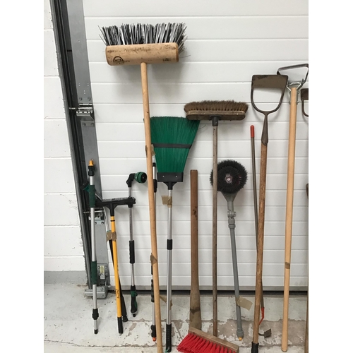 231 - QTY OF VINTAGE GARDEN TOOLS TO INCLUDE HOES, BRUSHES ETCH