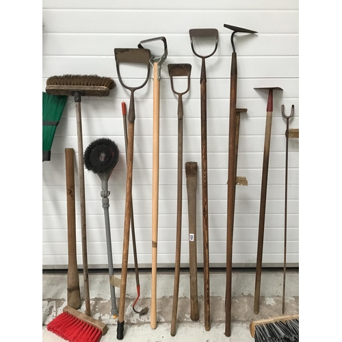 231 - QTY OF VINTAGE GARDEN TOOLS TO INCLUDE HOES, BRUSHES ETCH