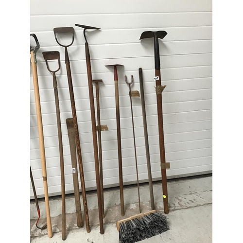 231 - QTY OF VINTAGE GARDEN TOOLS TO INCLUDE HOES, BRUSHES ETCH