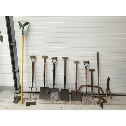 243 - QTY OF VINTAGE GARDEN TOOLS TO INCLUDE FORKS, SHOVELS, SPADES, SLASHERS