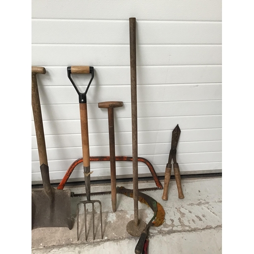 243 - QTY OF VINTAGE GARDEN TOOLS TO INCLUDE FORKS, SHOVELS, SPADES, SLASHERS