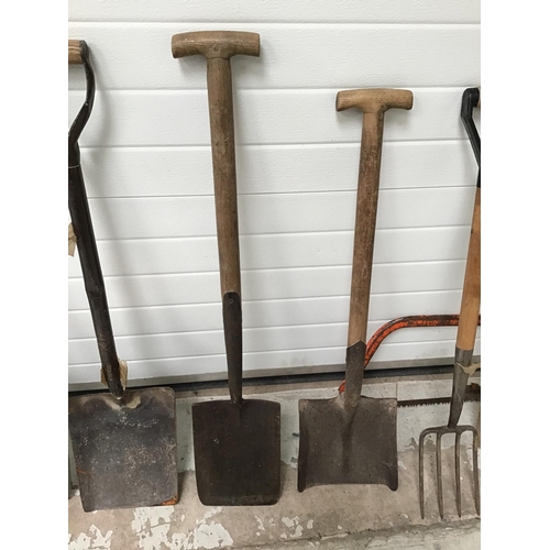 243 - QTY OF VINTAGE GARDEN TOOLS TO INCLUDE FORKS, SHOVELS, SPADES, SLASHERS