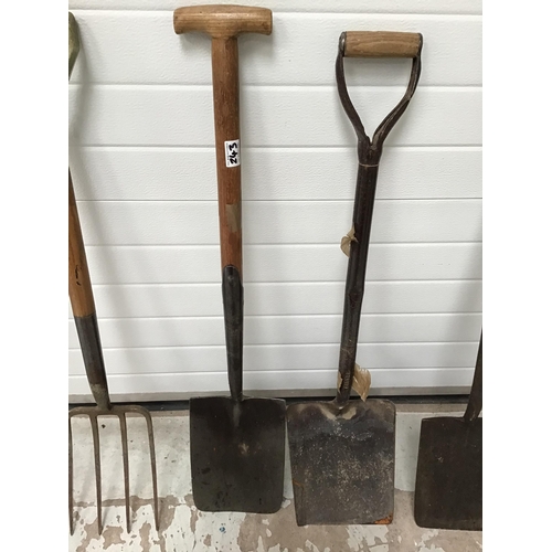 243 - QTY OF VINTAGE GARDEN TOOLS TO INCLUDE FORKS, SHOVELS, SPADES, SLASHERS